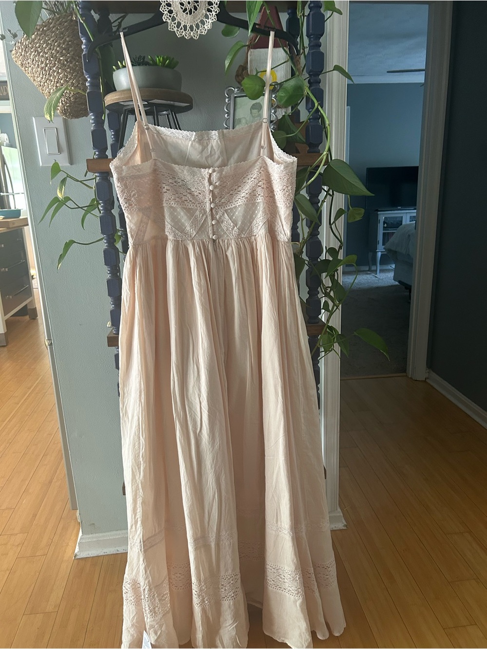 Delicate Pink Embroidered Maxi Dress - Brand: - Picture 3 of 11